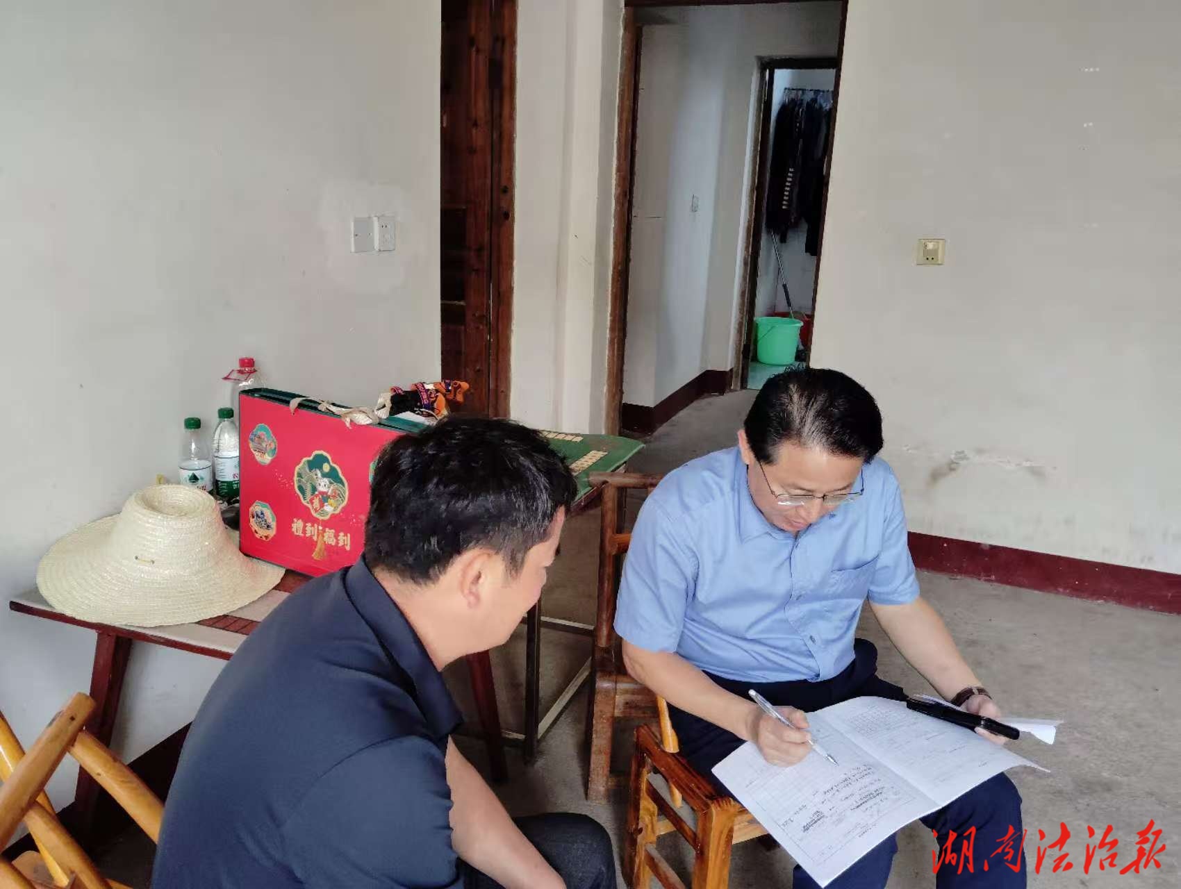 中秋送暖 检护民心——汉寿检察开展“我们的节日·中秋”走访慰问活动