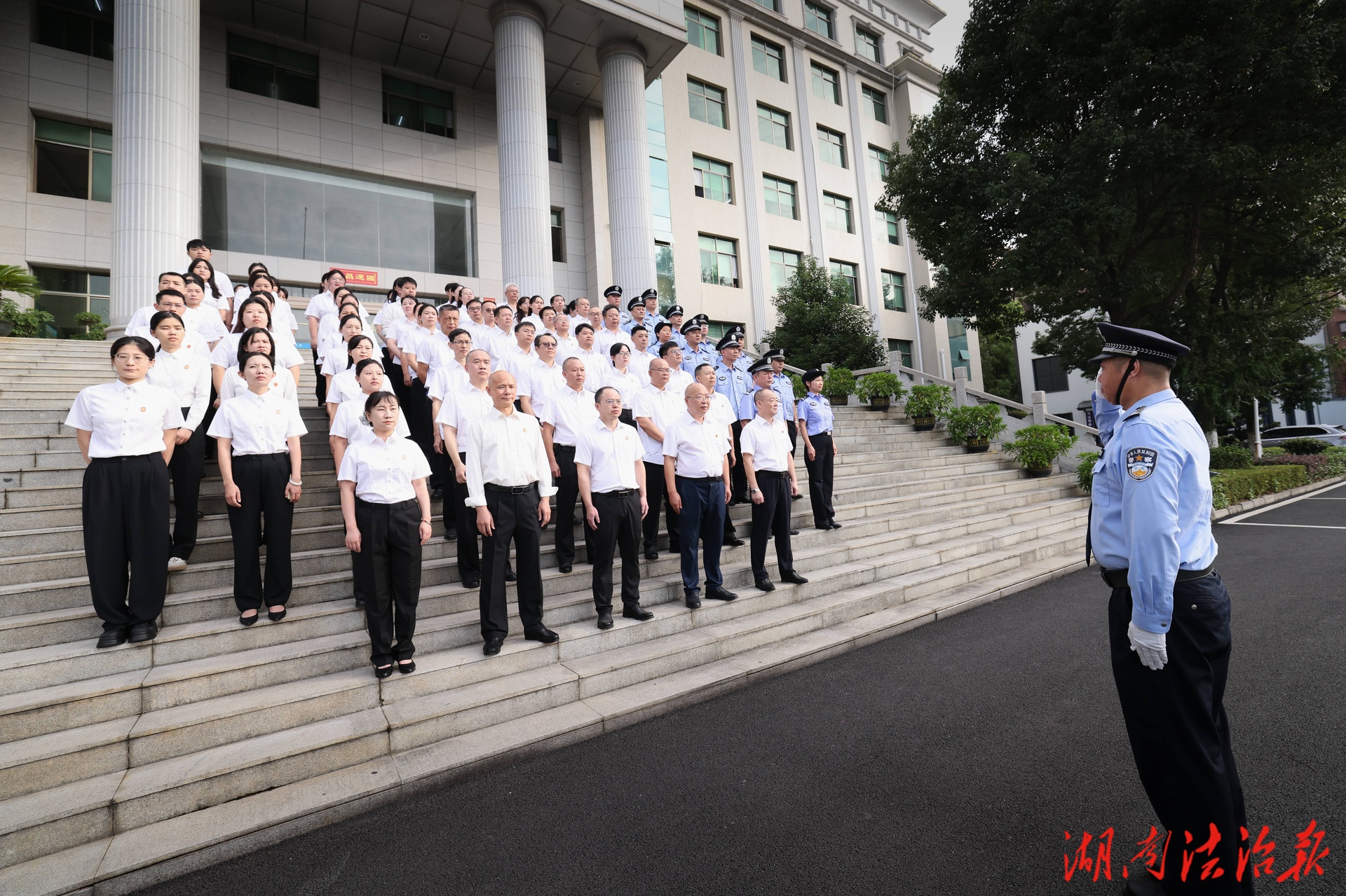 贺祖国华诞 迎中秋佳节|临武县人民法院举行升国旗仪式