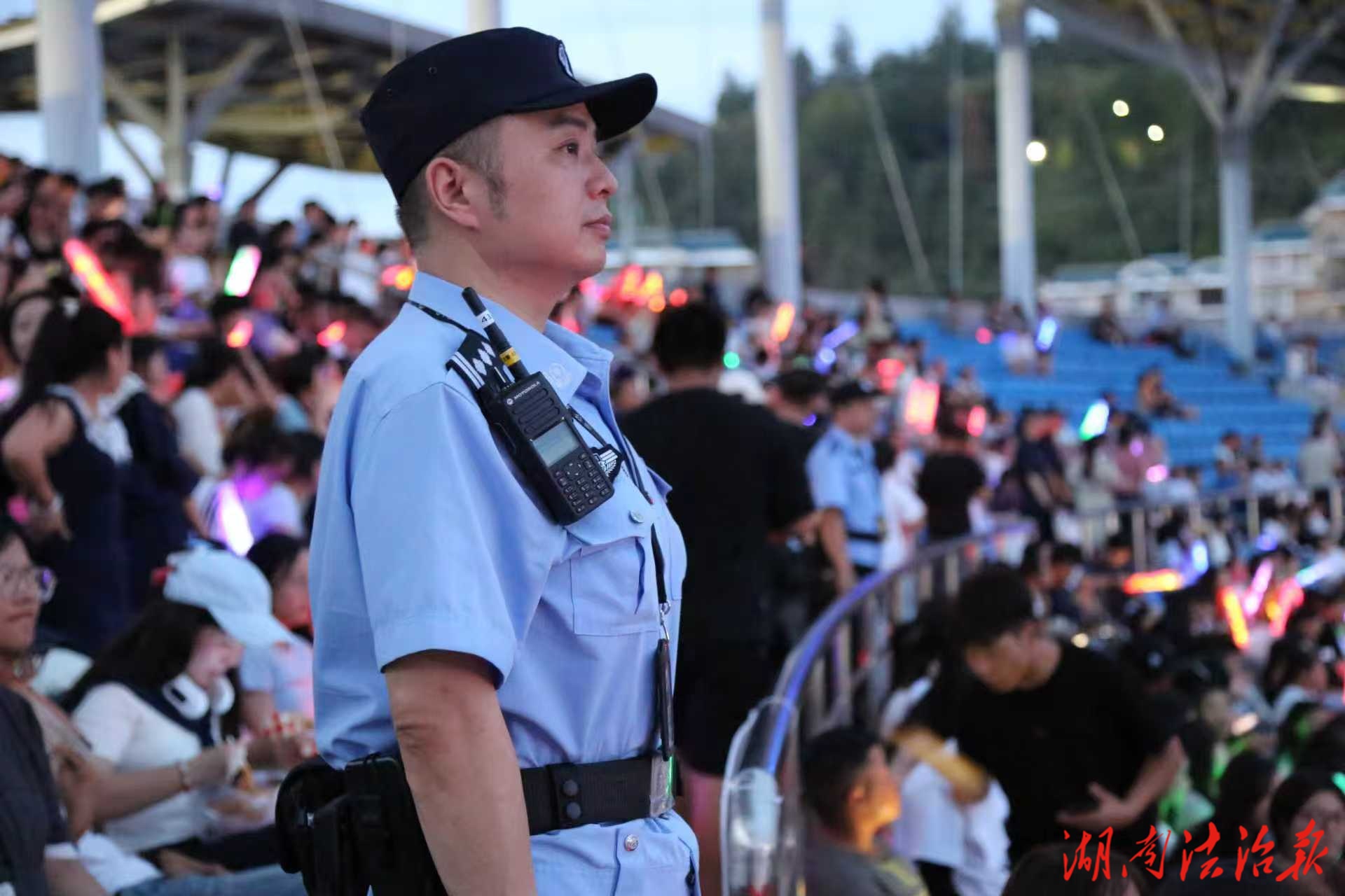音樂美“警”  溫暖守護  州市公安聯(lián)合護航神秘湘西音樂節(jié)