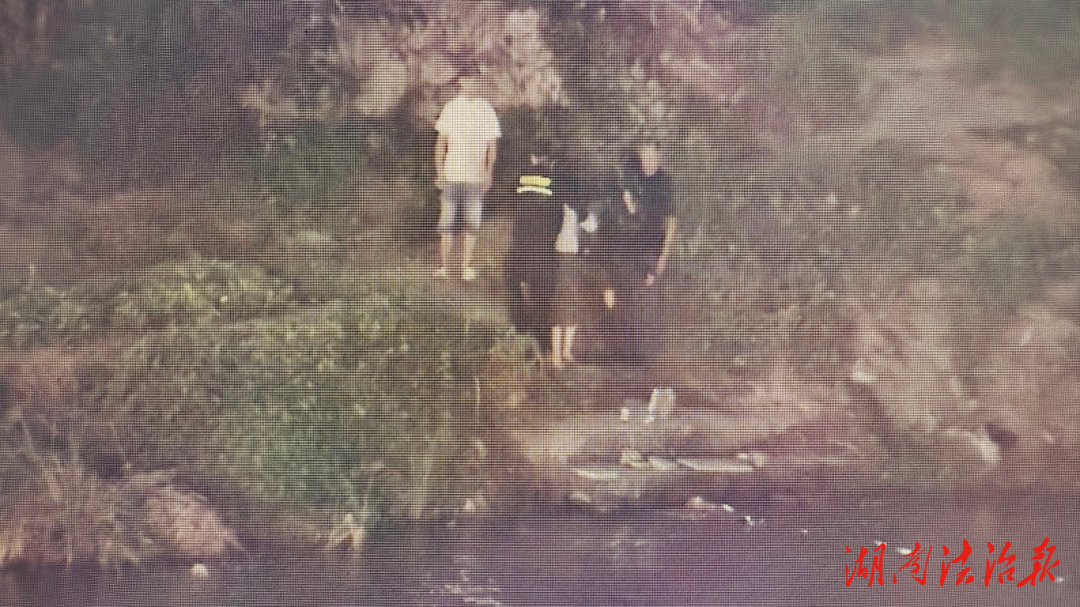 “救”在身邊，民警拉回河岸邊的她
