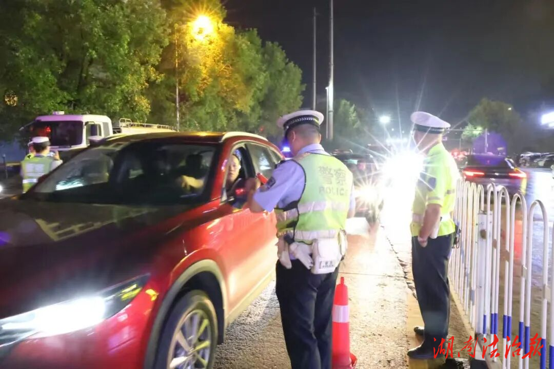 迎雙節(jié)，護(hù)平安！漣源公安交警全力護(hù)航平安路