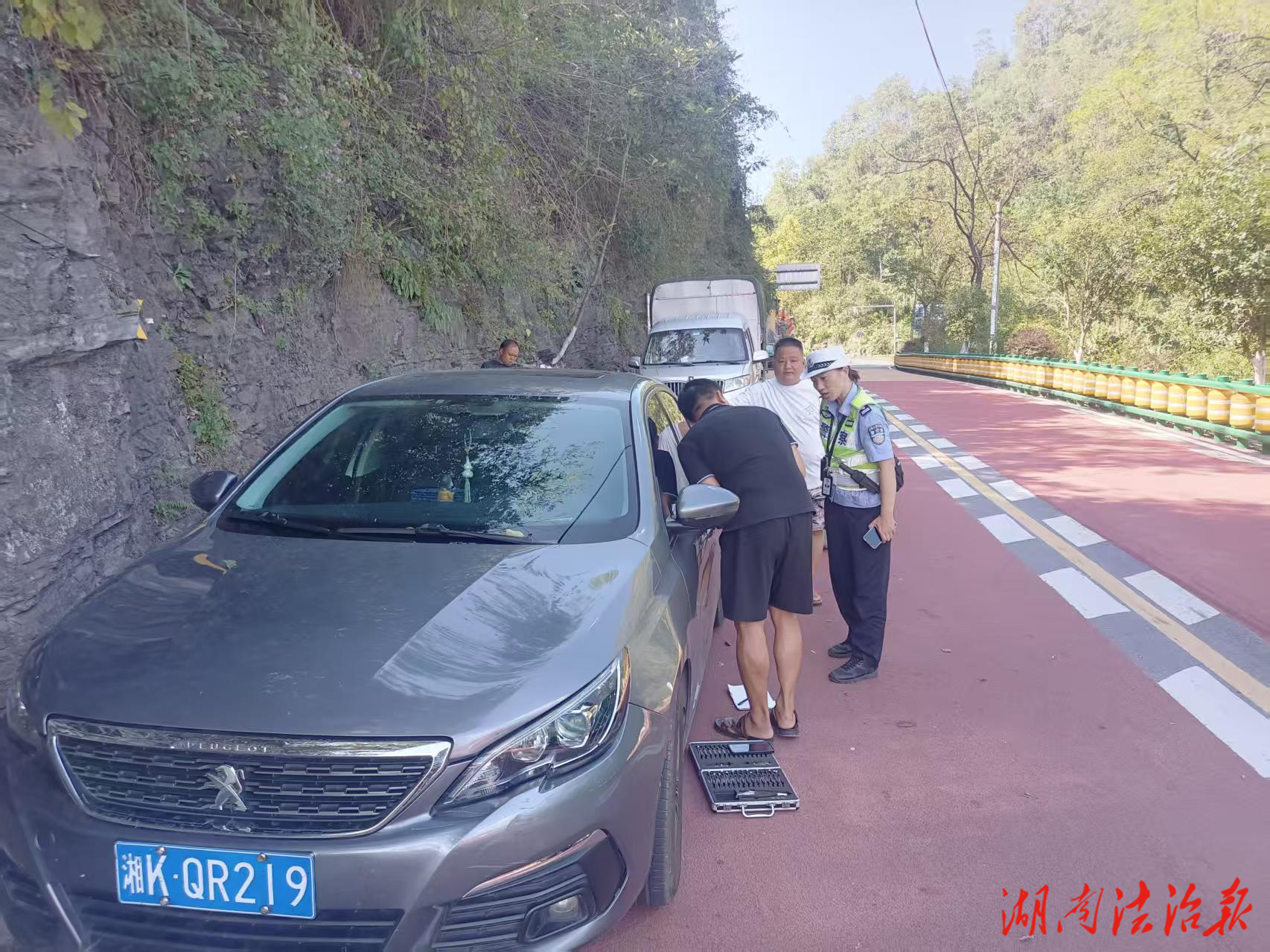 矮寨派出所傾力相助，解游客“鑰匙之困”