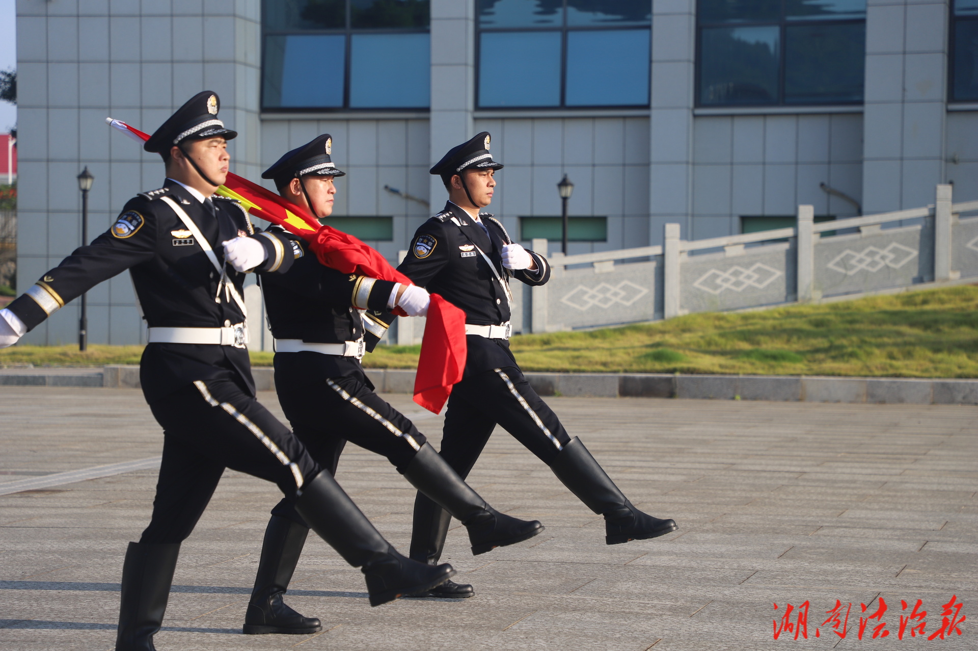警心向黨喜迎國(guó)慶 藍(lán)山縣公安局舉行慶祝中華人民共和國(guó)成立76周年升國(guó)旗儀式