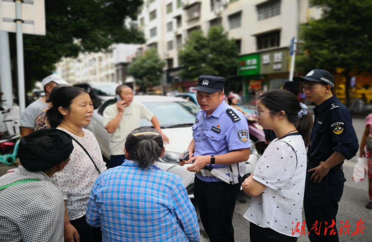 【節(jié)日我在崗】雙節(jié)同慶“警”色濃 ——花垣公安巡特警全力護(hù)航保平安