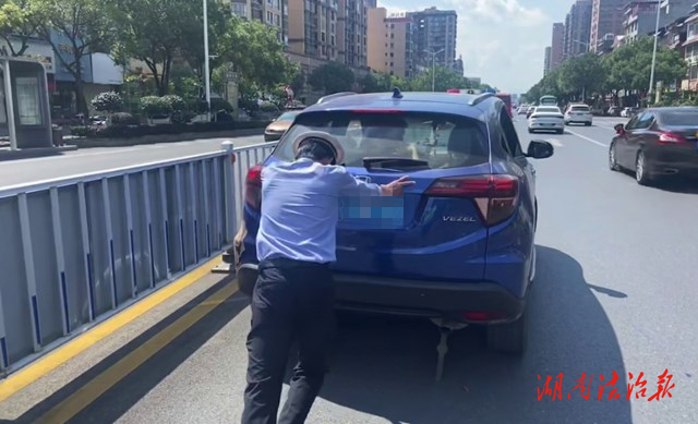 道縣：小車(chē)故障路面“趴窩” 交警熱心推車(chē)解困