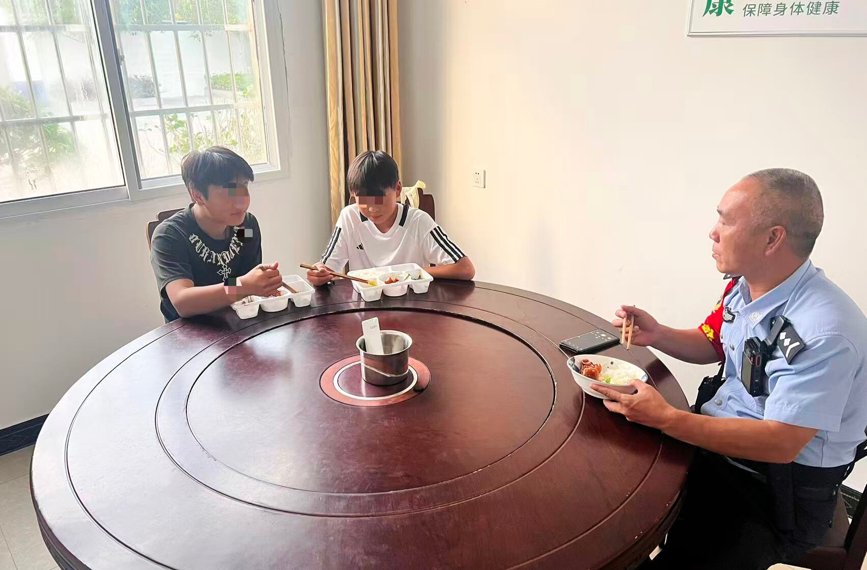叛逆少年离家出走 贴心铁警接力劝返