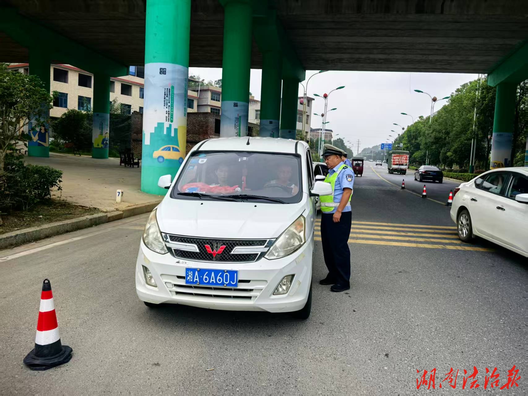 大祥交警多措并举护航双节出行安全