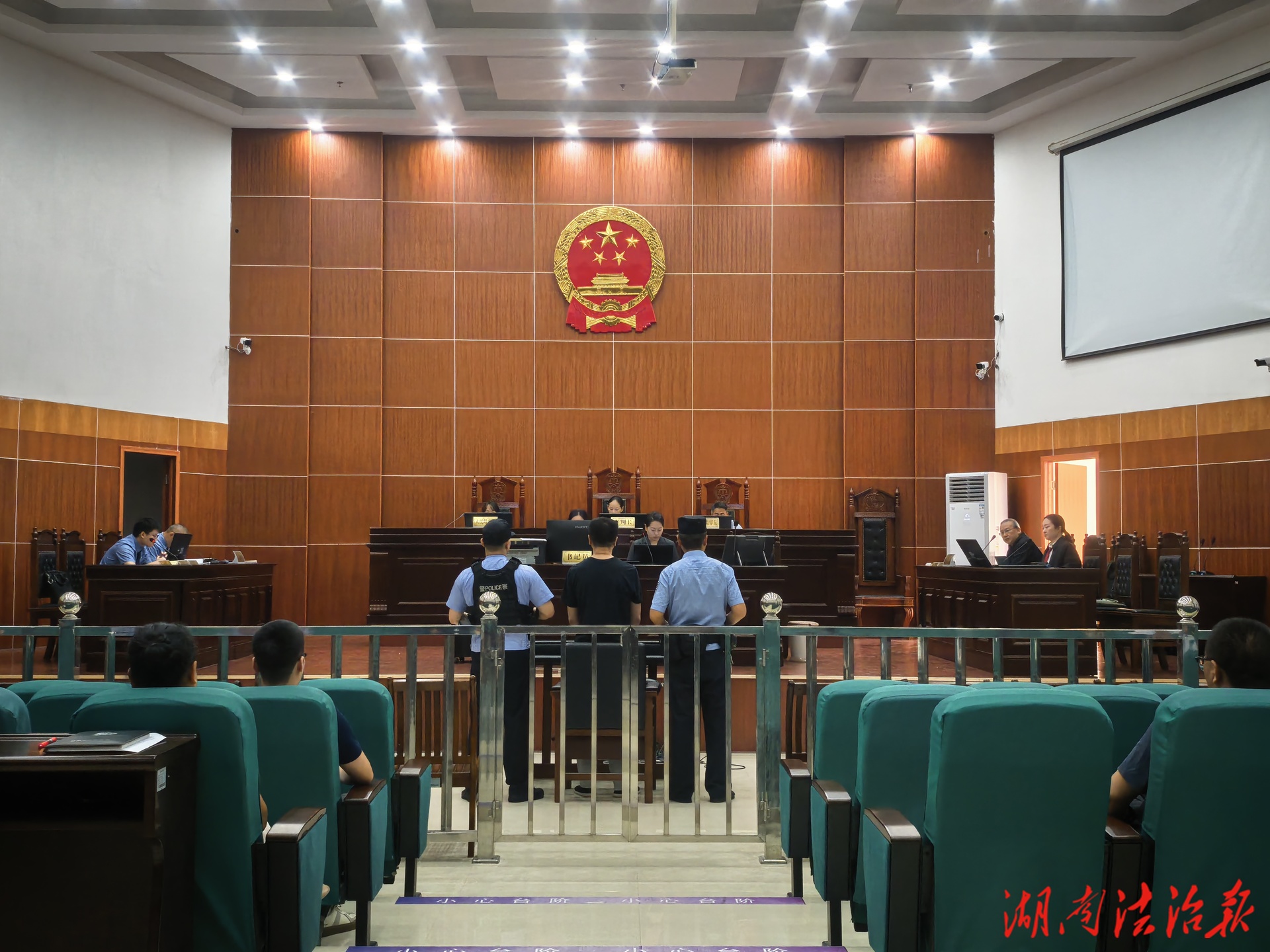 以案为鉴筑防线 以审促治正风纪