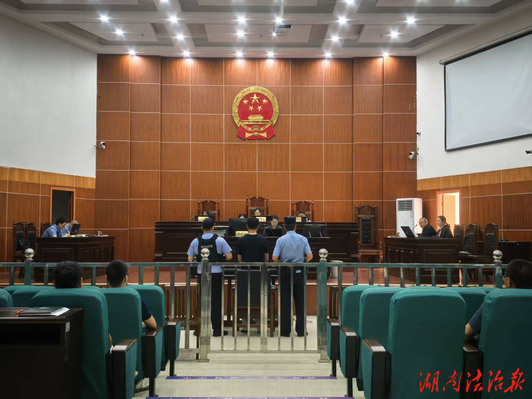 江永檢察：職務(wù)犯罪聽庭評(píng)議，貪污洗錢一案雙查