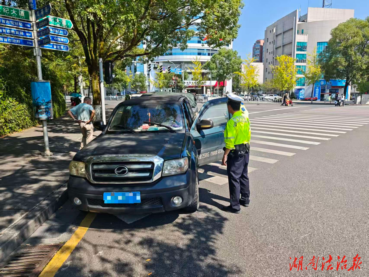 吉首交警嚴(yán)查柴油貨車(chē)城區(qū)違規(guī)闖禁行為