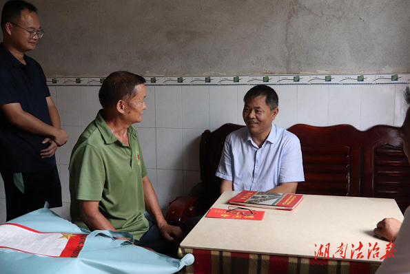 回龍圩管理區(qū)：易恢節(jié)八一走訪 情暖退役軍人