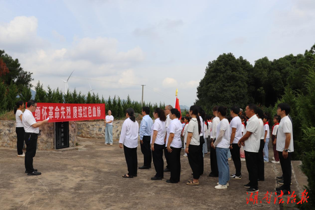 回龍圩：緬懷先烈寄哀思 傳承精神勇?lián)? />
                        </a>
                                        <div>
                        <p>
                            <a href=