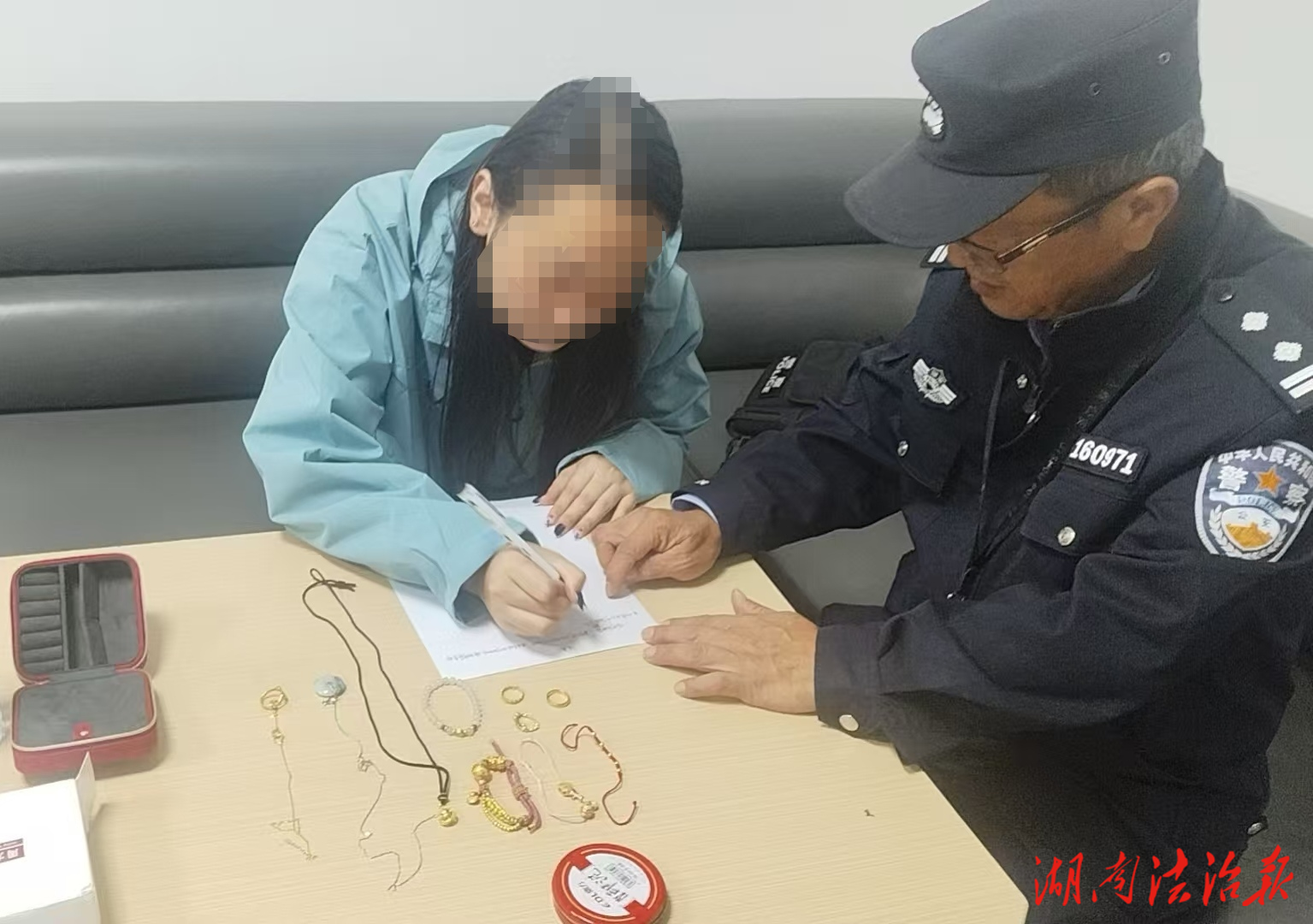 5萬首飾遺落網(wǎng)約車，民警兩小時完璧歸趙