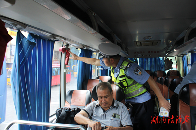 道縣：交警為客運(yùn)車輛“體檢” 筑牢客運(yùn)安全防線