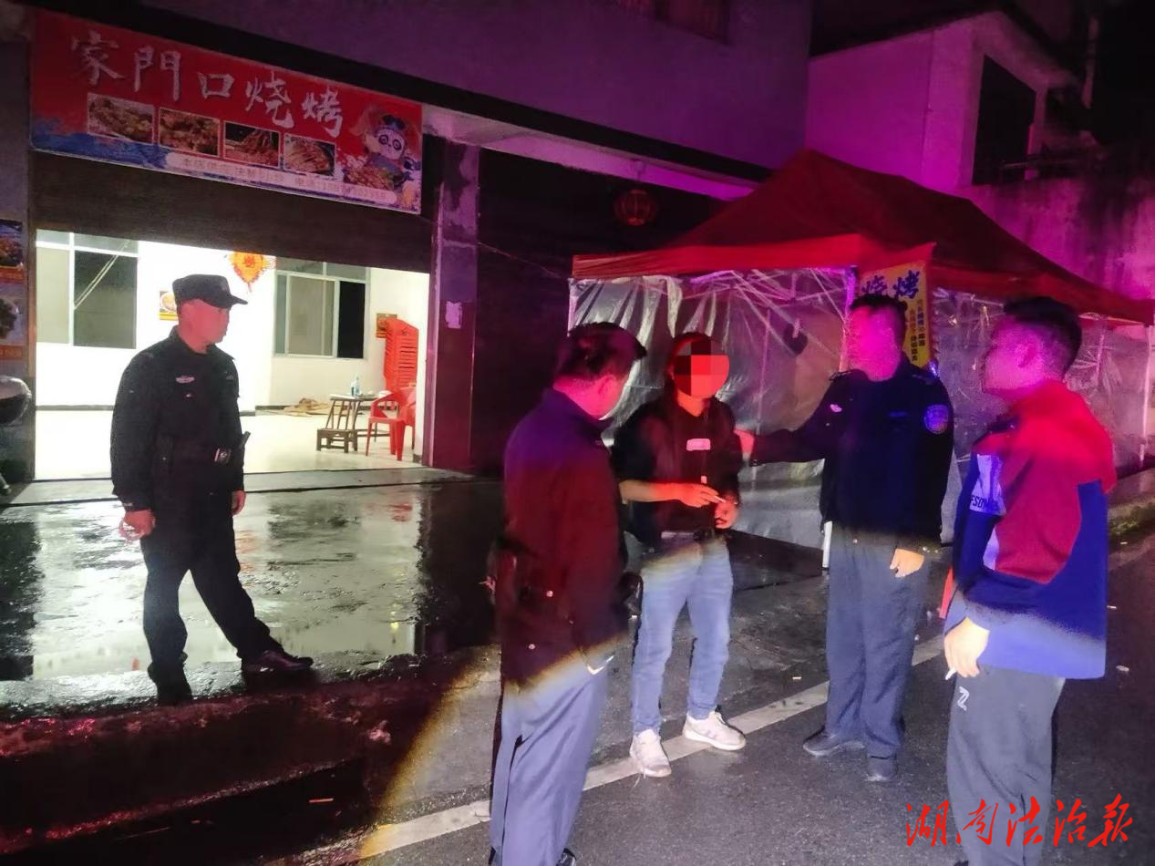花垣縣十八洞派出所民輔警暖心護送醉酒男子回家