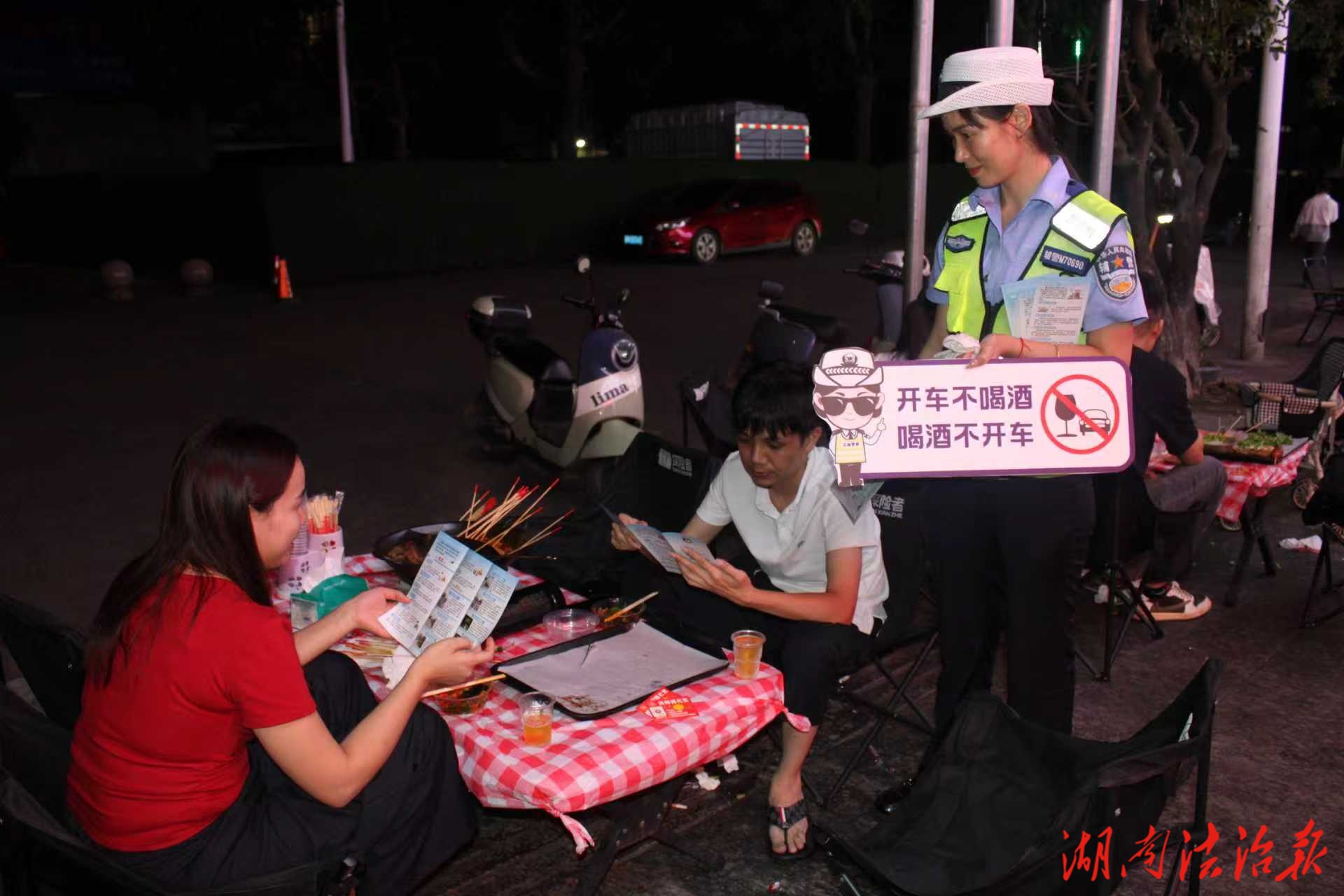 道縣交警進KTV等涉酒場所開展拒絕酒駕宣傳