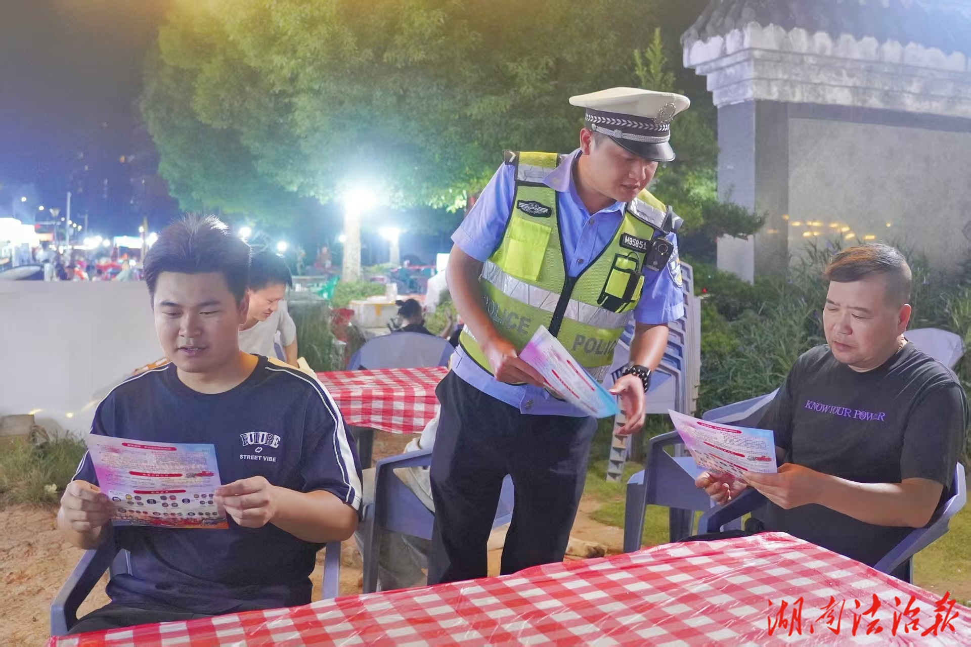 藍山縣公安局交管大隊：反酒駕宣傳進夜宵攤，筑牢交通安全防線