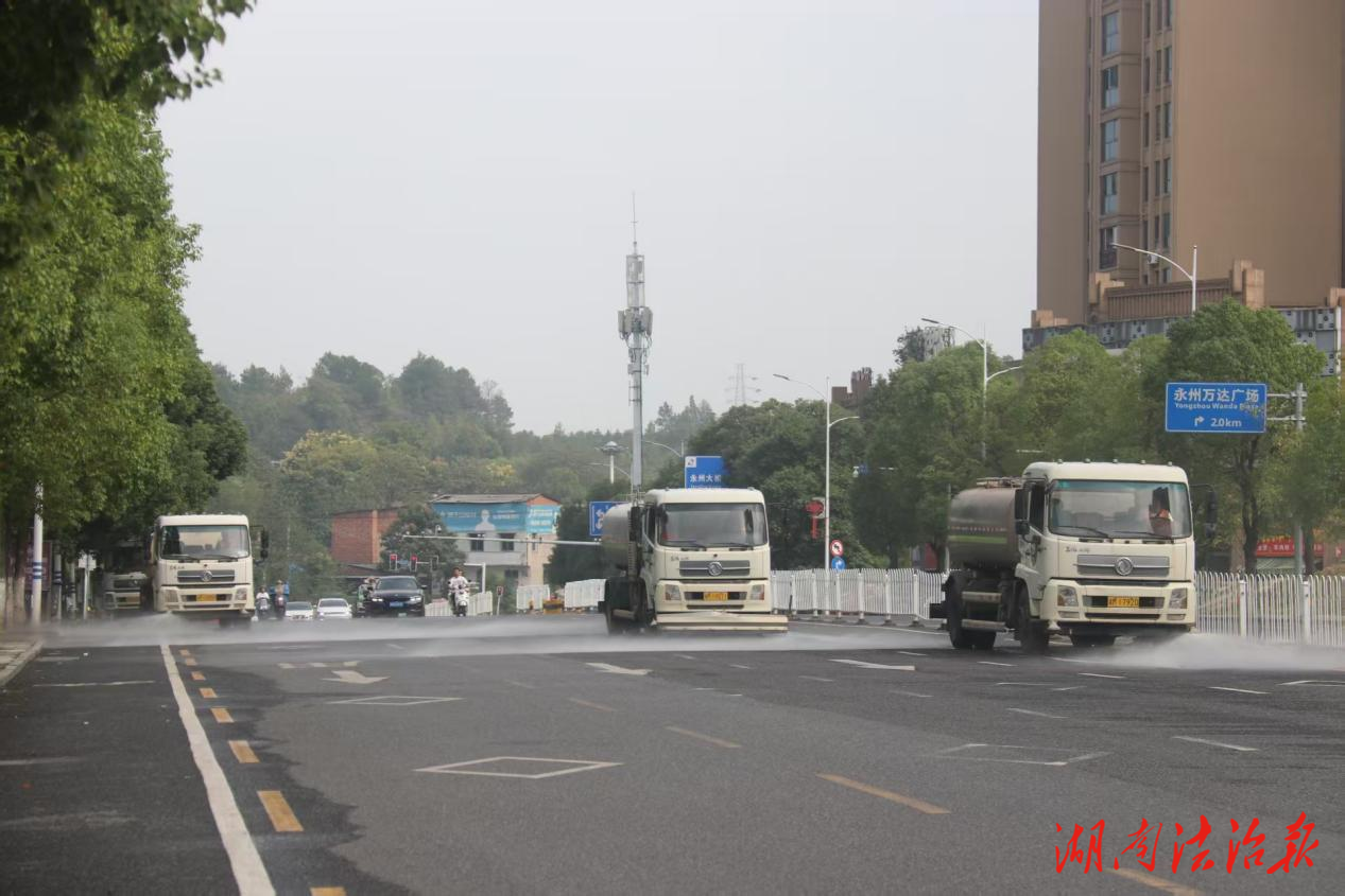 【首位度·潔綠行】冷水灘區(qū)環(huán)衛(wèi)和園林中心開展道路“深度美顏”活動，洗出城市“好氣色”