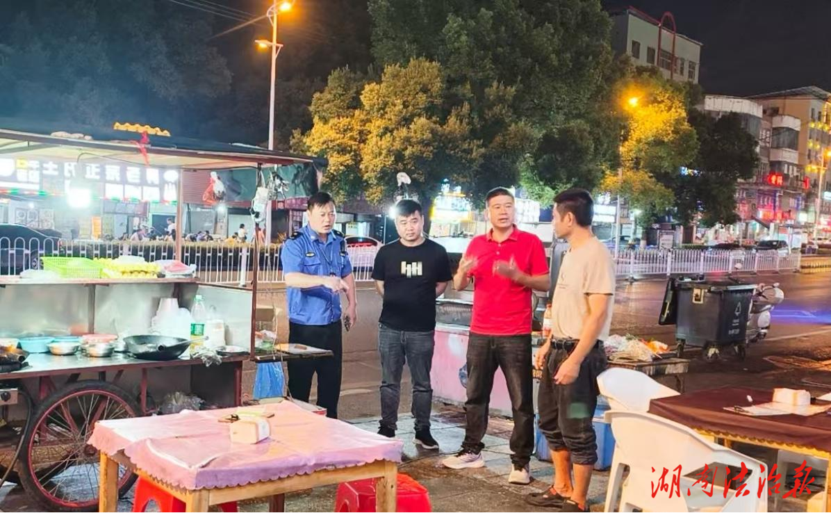 【首位度·潔綠行】夜“凈”城市煙火氣！冷水灘區(qū)環(huán)衛(wèi)和園林中心多措強化夜宵攤周邊環(huán)境衛(wèi)生治理