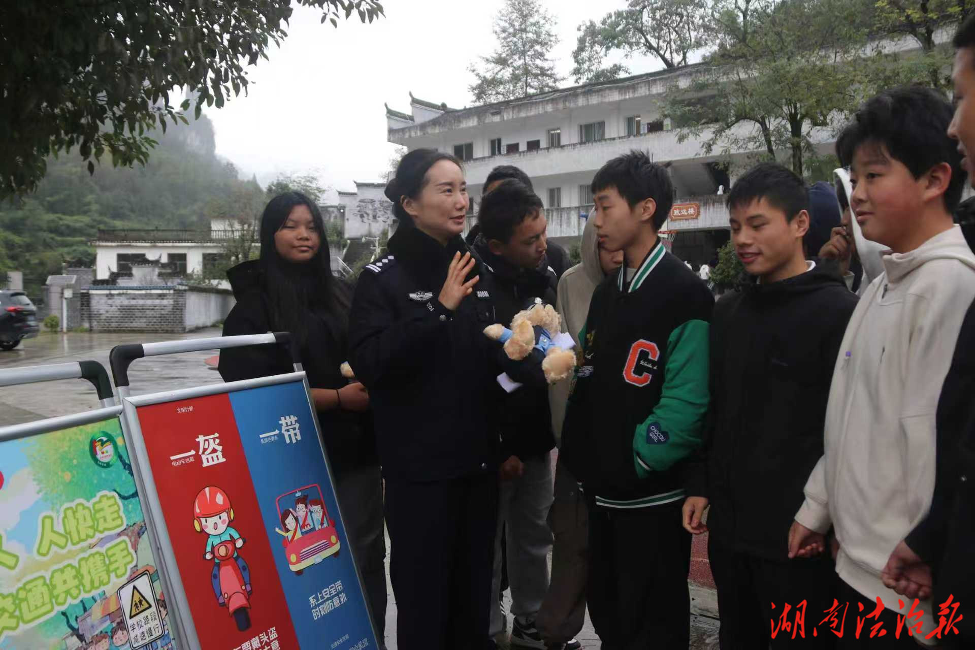 法治護(hù)航青春！吉首公安走進(jìn)矮寨中學(xué)開展宣傳活動(dòng)