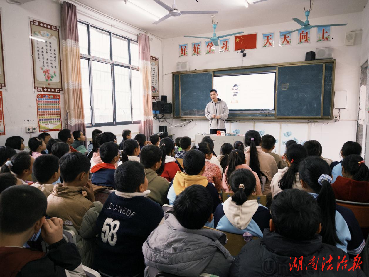 科技點(diǎn)亮鄉(xiāng)村課堂：巖頭寨鎮(zhèn)攜手吉首大學(xué)為“鄉(xiāng)鎮(zhèn)學(xué)堂”注入科技活力