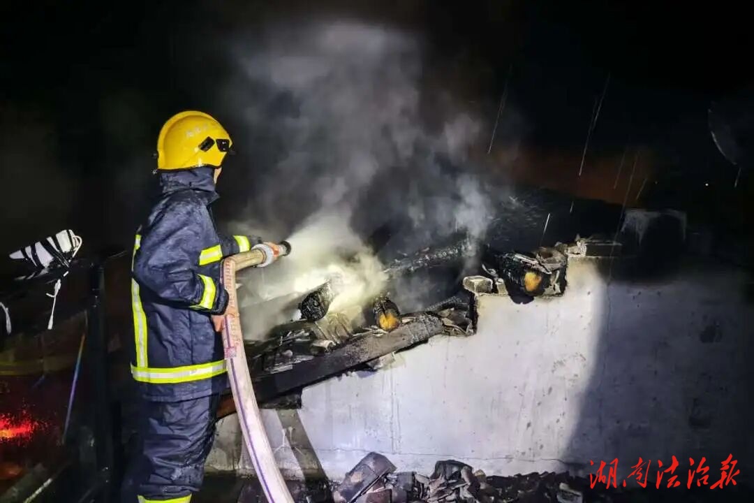 凌晨火情急!官地坪鎮(zhèn)警政聯(lián)動撲救 守護(hù)村民平安