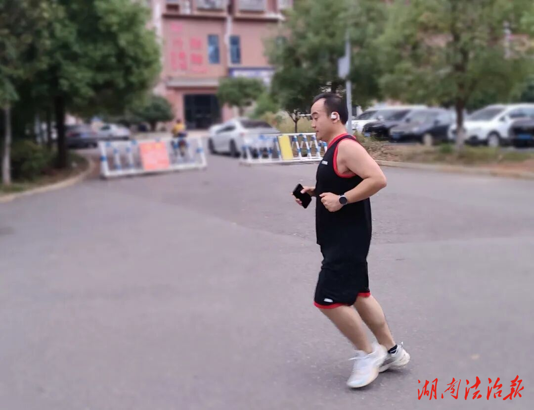 實戰(zhàn)練精兵：以奔跑姿態(tài)錘煉強健體魄，以忠誠警魂守護一方平安