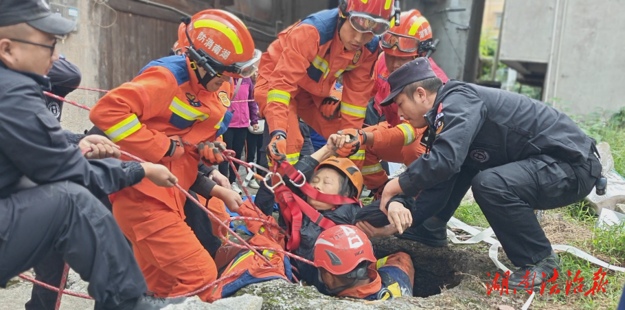 老人墜井！“警察藍+火焰橙”快速梯降營救