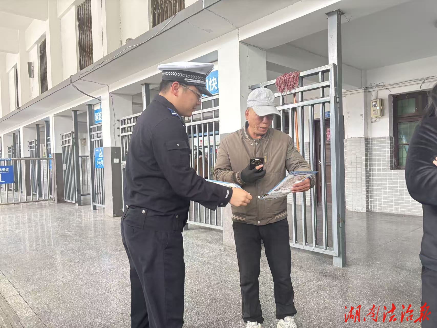 大祥交警走進(jìn)客運(yùn)站場(chǎng) 筑牢交通安全“出行防線(xiàn)”