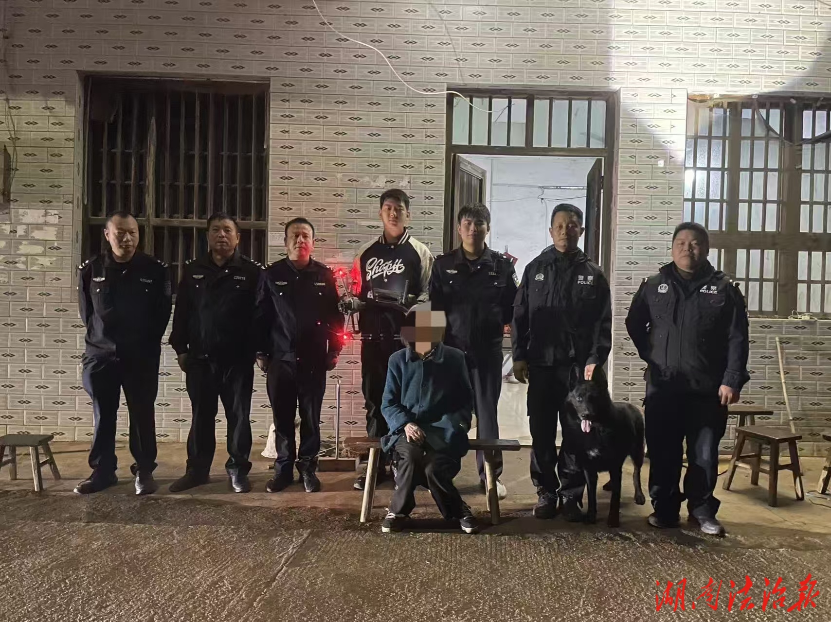 科技護航 警犬開道 八旬失聯(lián)老人的成功獲救