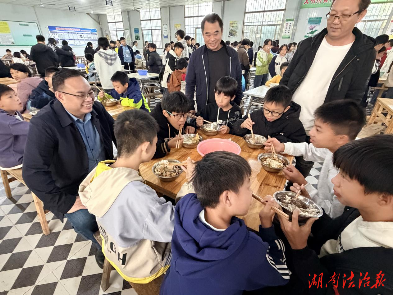 檢察長陪餐進(jìn)校園 筑牢食品安全“防護(hù)網(wǎng)”