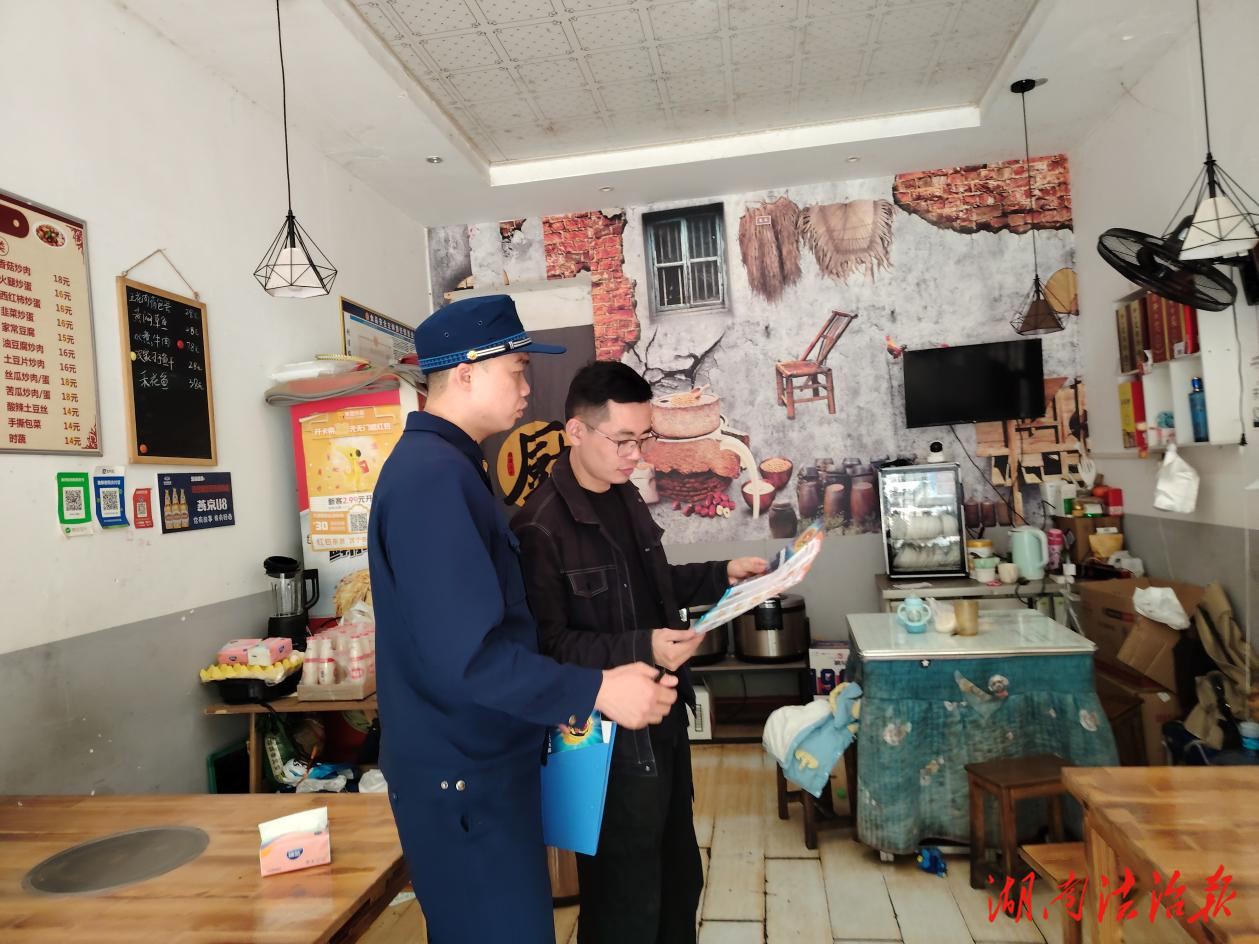 雙牌消防：走進(jìn)轄區(qū)餐飲場(chǎng)所為群眾送上“消防宣傳月”開胃安全大餐