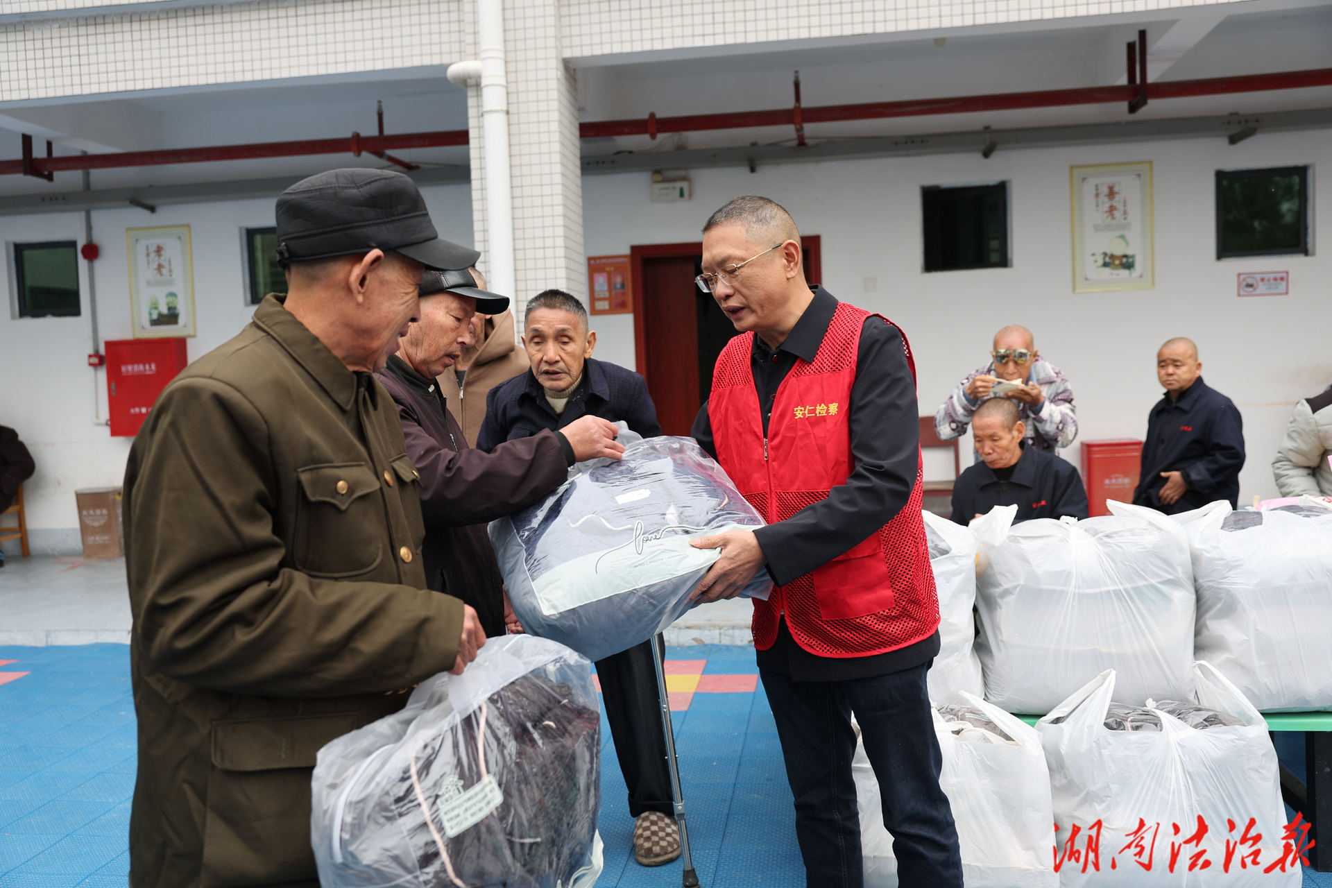 重陽檢察情，溫暖夕陽紅—安仁縣人民檢察院開展全國第16個“敬老月”法治宣傳活動