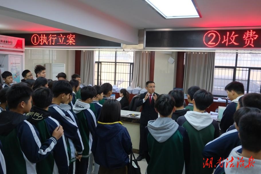 聽庭審、敲警棍、明法紀，這堂法治課不一般！