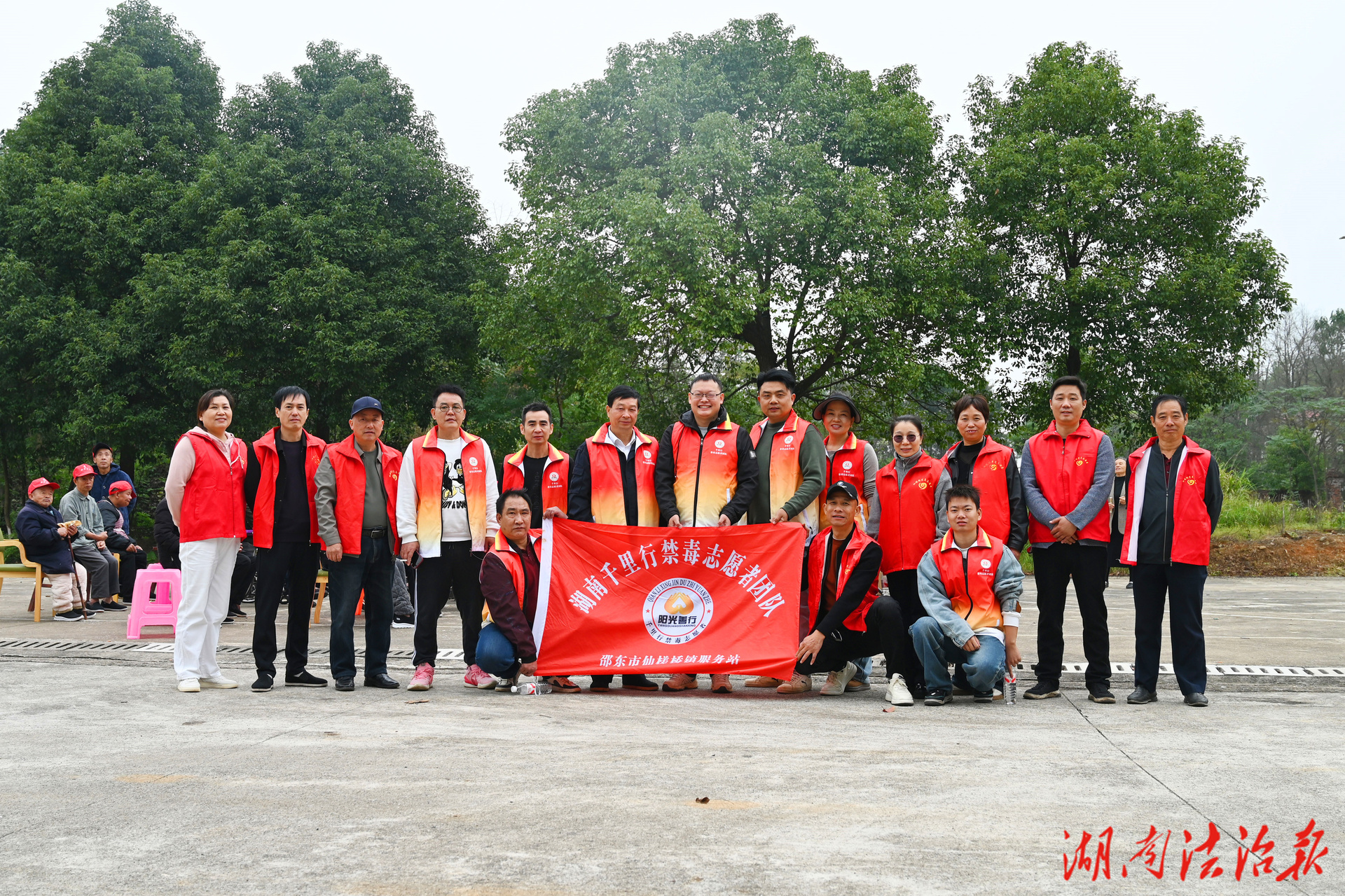 情暖敬老院！仙槎橋鎮(zhèn) “千里行” 禁毒志愿者陪老人度溫馨時(shí)光