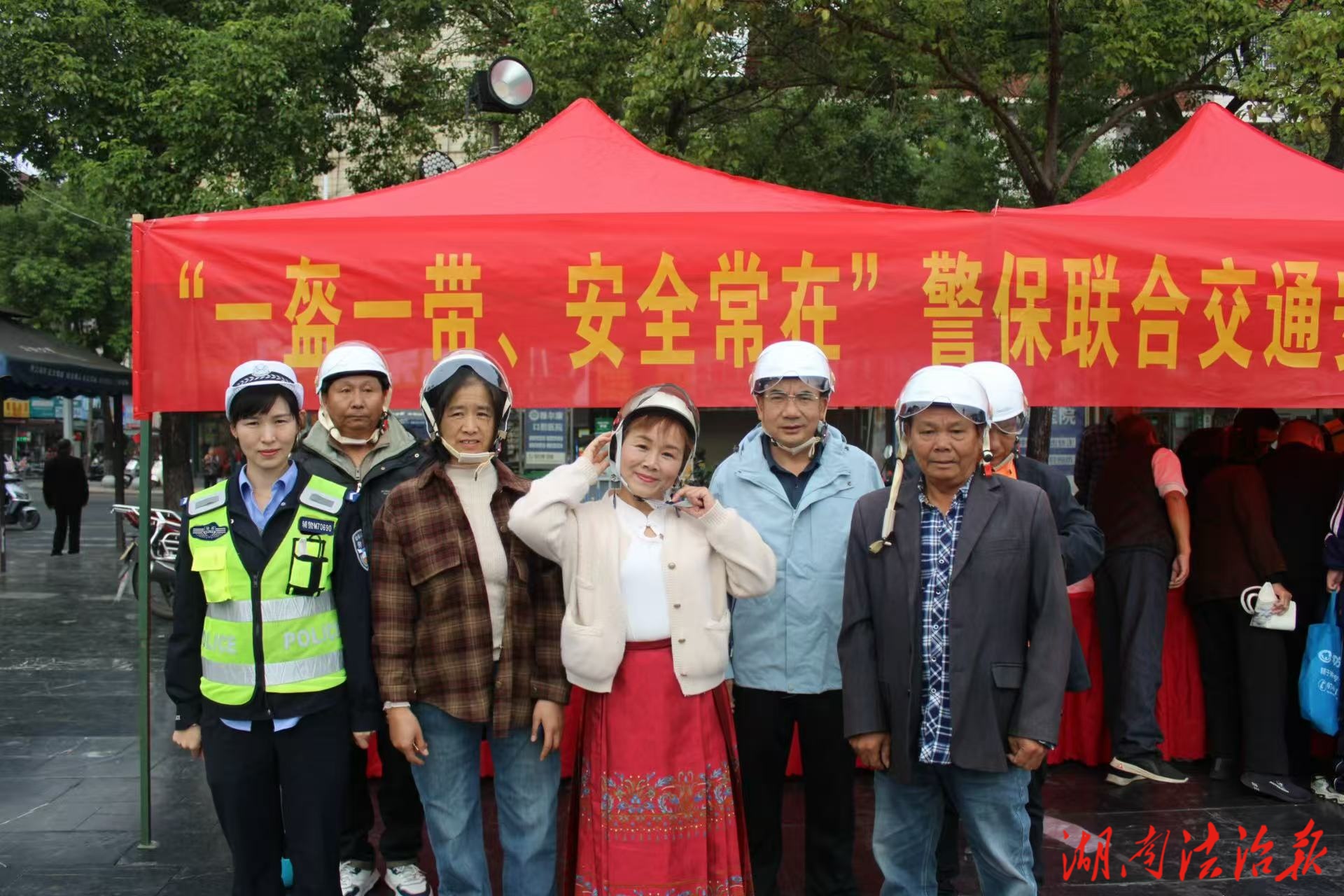 道縣交警與人保公司聯(lián)合開展“一盔一帶 安全常在”宣傳活動