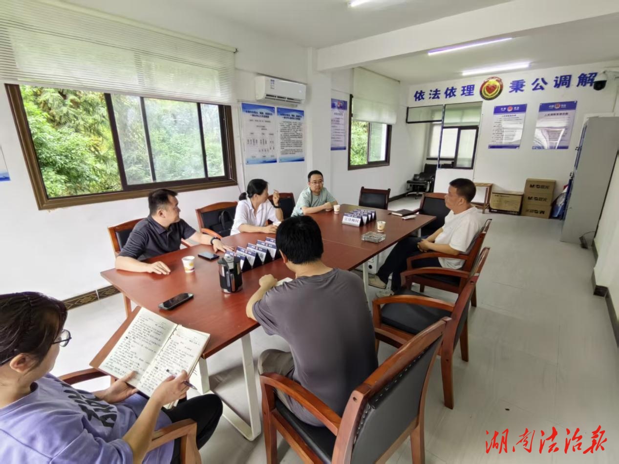 樹(shù)木損屋引舊隙 傾情調(diào)解化心結(jié)