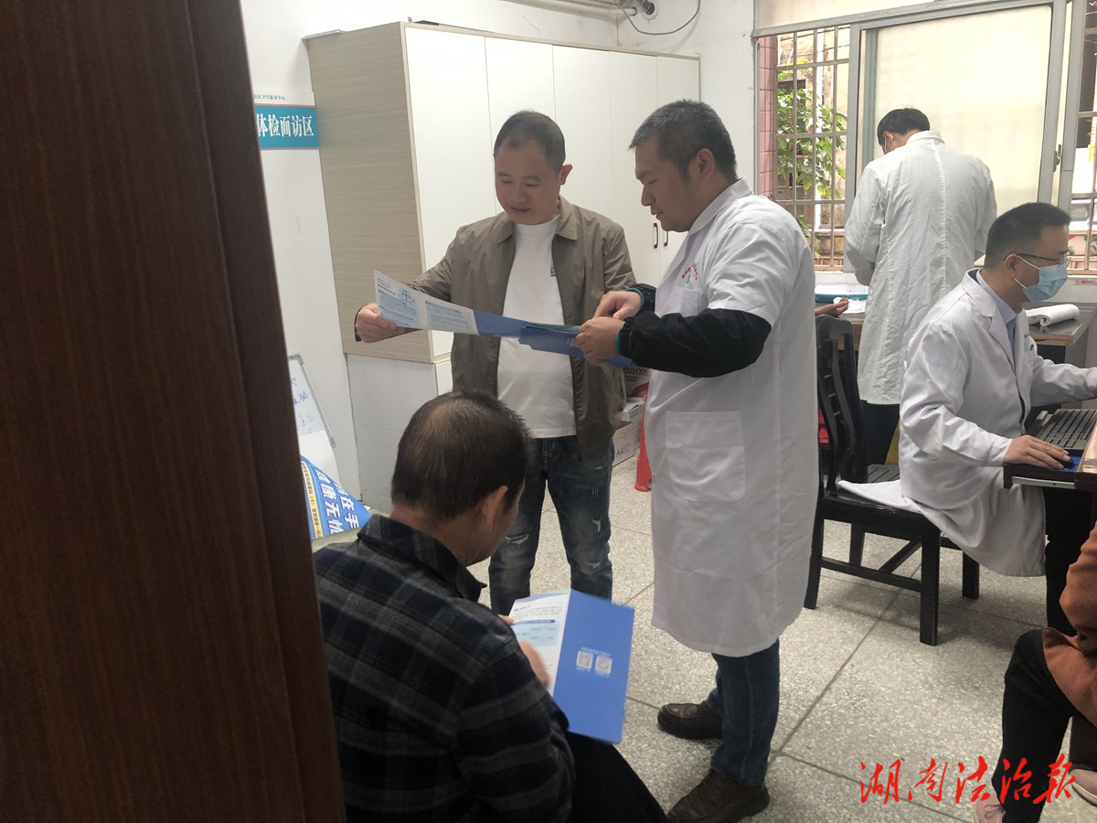 道縣西洲街道社區(qū)衛(wèi)生服務(wù)中心：通過(guò)手把手教學(xué)讓健康碼服務(wù)觸手可及