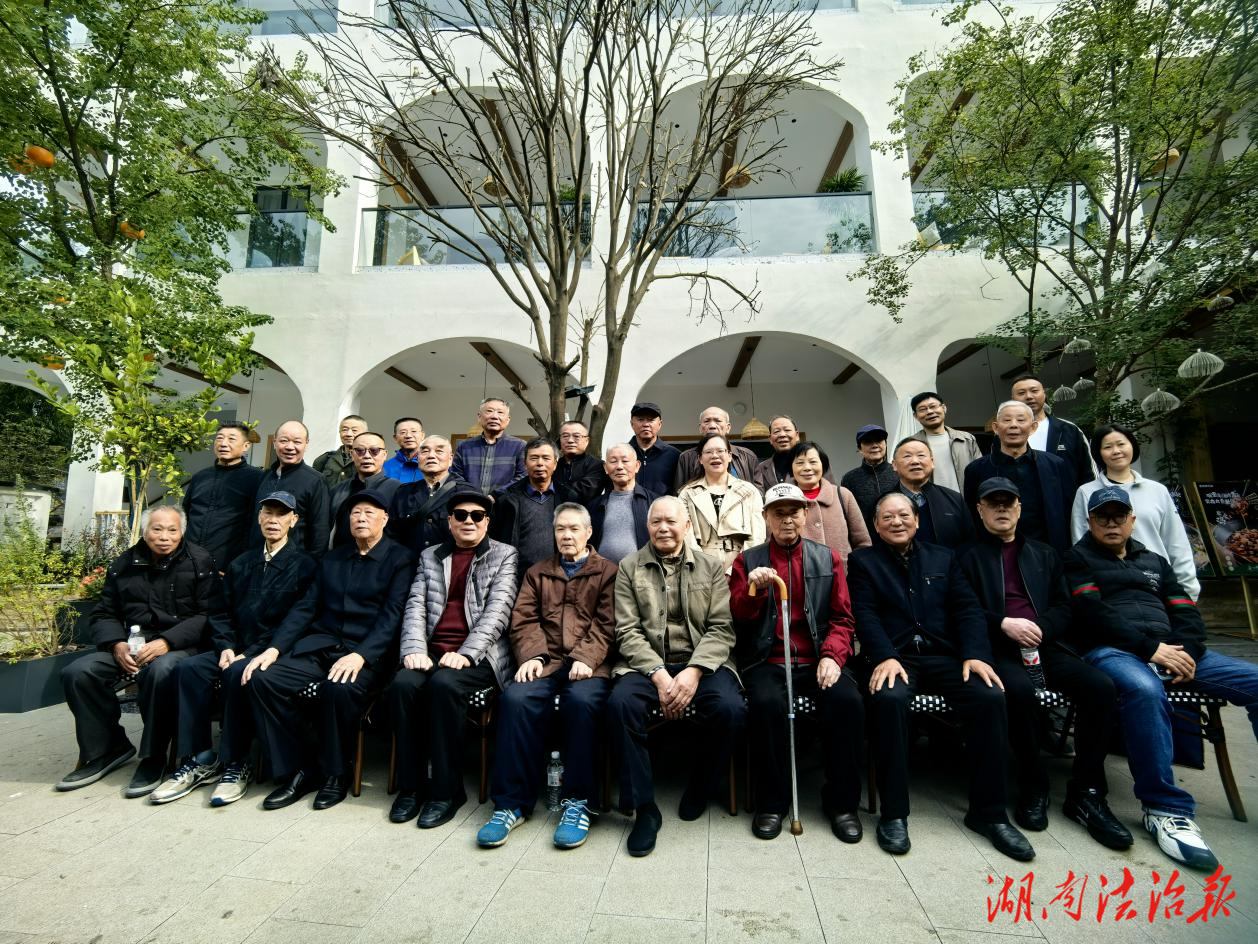 婁底市司法局組織退休老干部開展重陽節(jié)活動