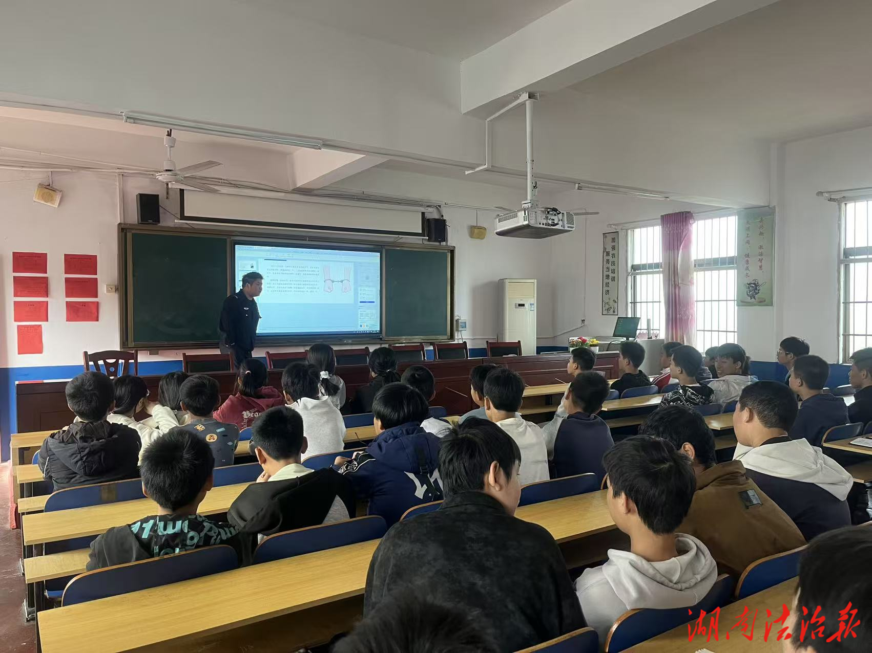 法治宣傳進(jìn)校園警鐘長(zhǎng)鳴護(hù)青春