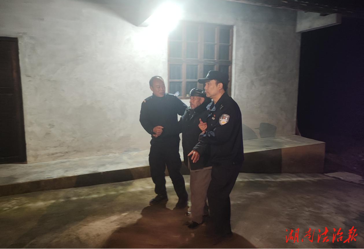 龍山公安：深夜緊急救助摔倒老人 溫情護送暖人心