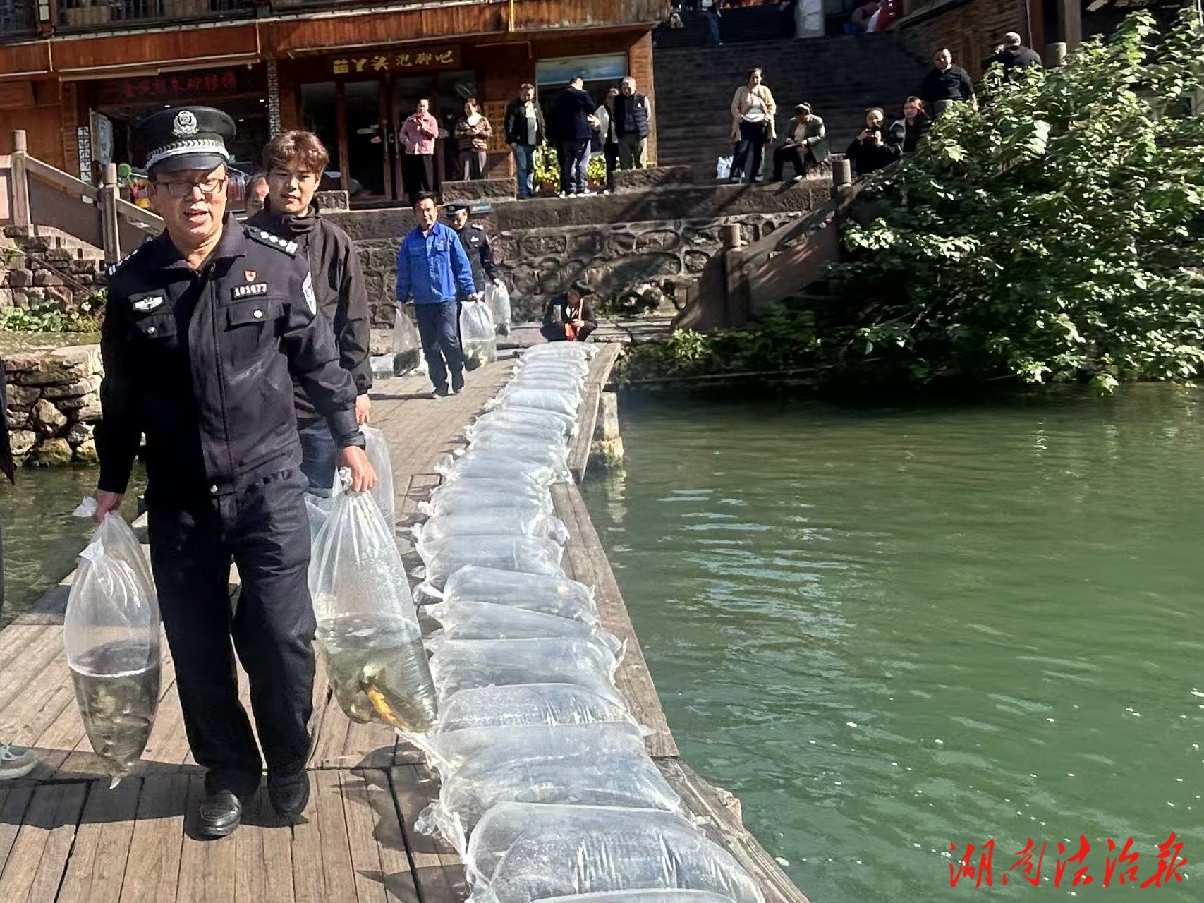 警民同心護(hù)沱江 增殖放流添生機(jī)