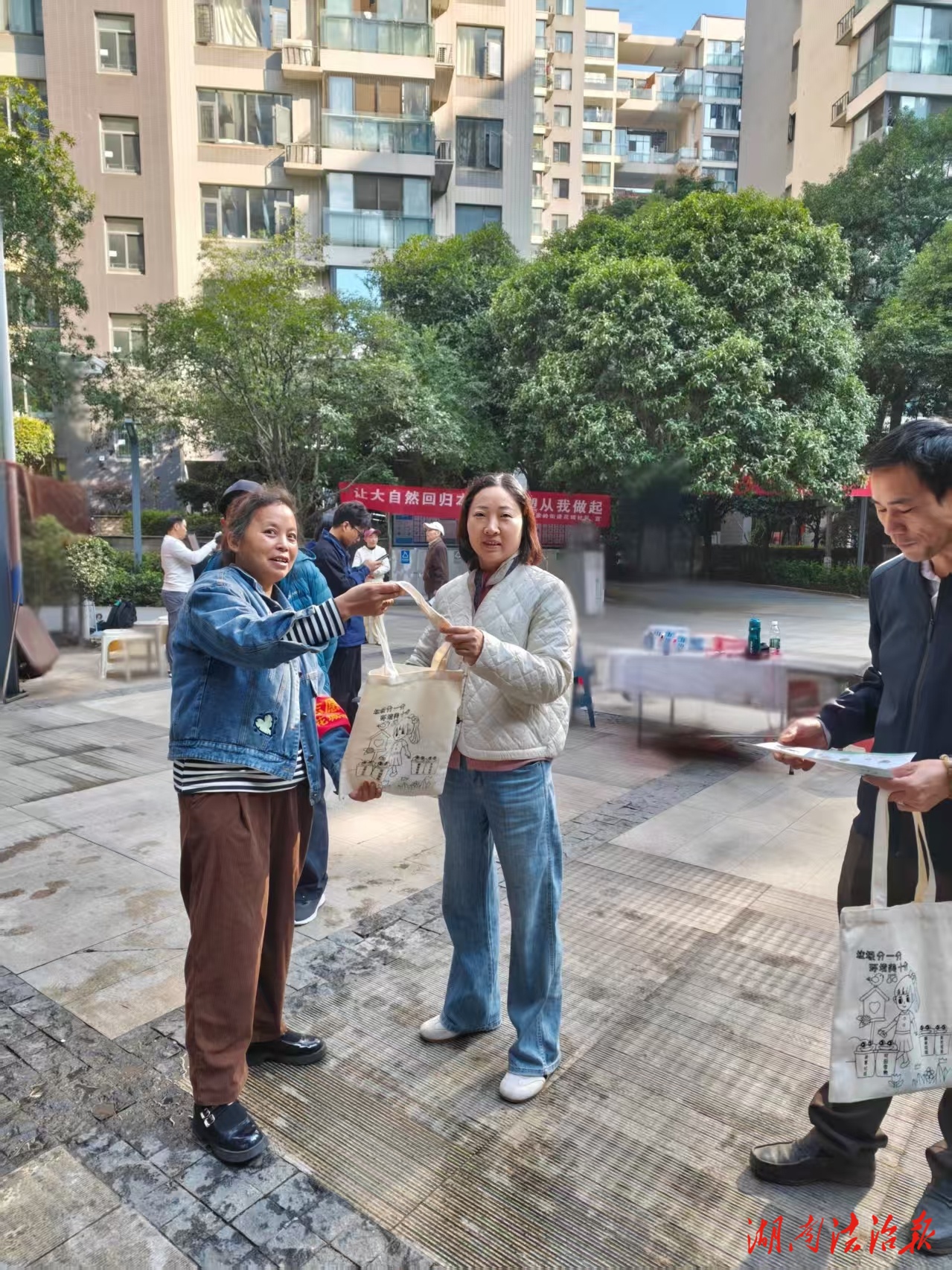 拎起布袋子，告別白色污染   長(zhǎng)沙花城社區(qū)“限塑”宣傳獲居民點(diǎn)贊