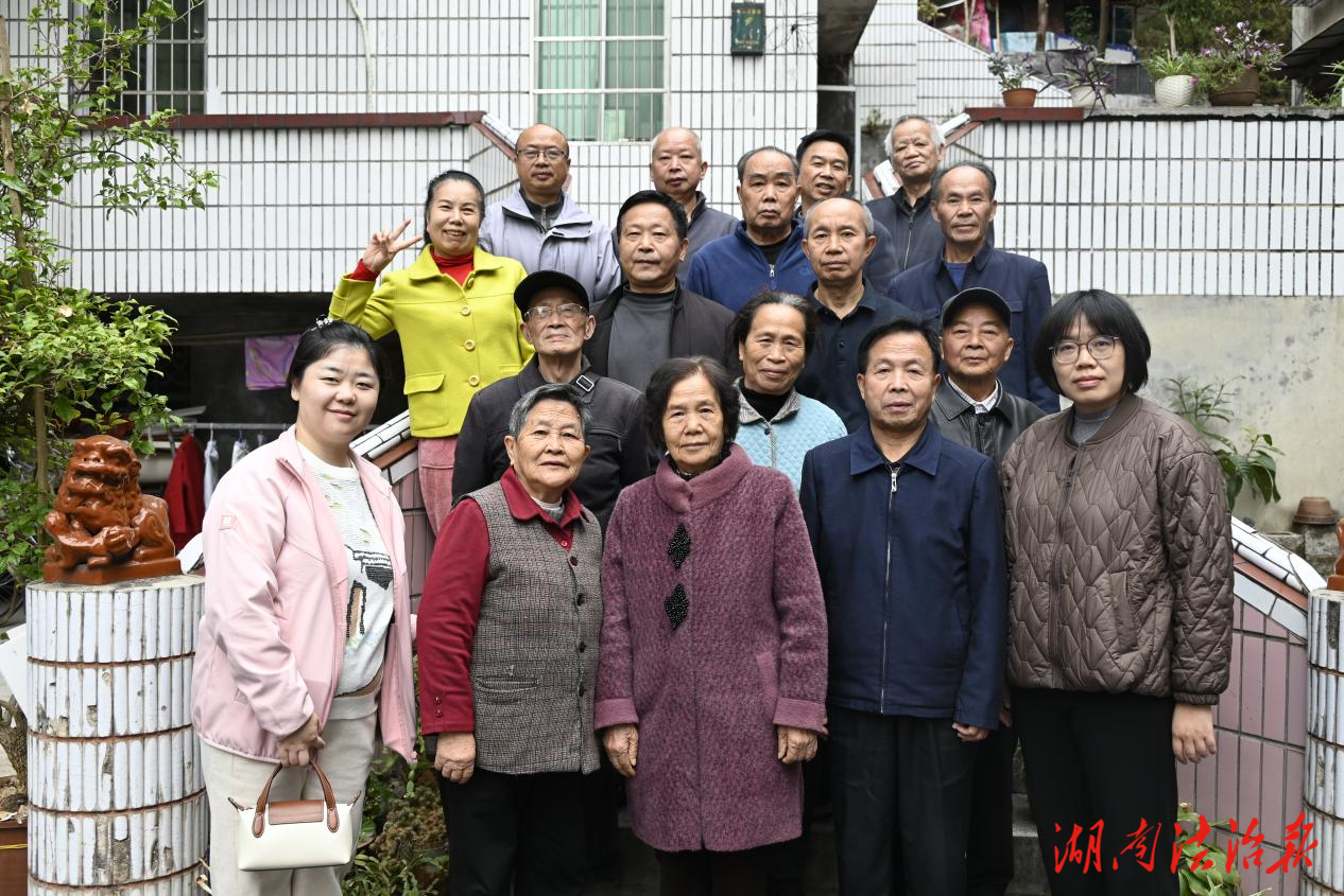 歲歲重陽(yáng)敬老情，殷殷關(guān)懷暖人心——新晃法院開(kāi)展重陽(yáng)節(jié)主題黨日活動(dòng)