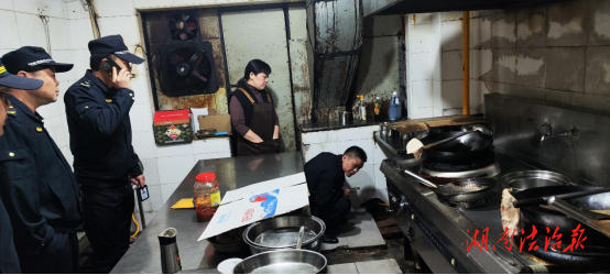 “執(zhí)法+普法”雙軌并行，筑牢燃?xì)獍踩胺雷o(hù)墻” ——岳陽城管執(zhí)法開展夜市燃?xì)獍踩[患排查專項(xiàng)行動