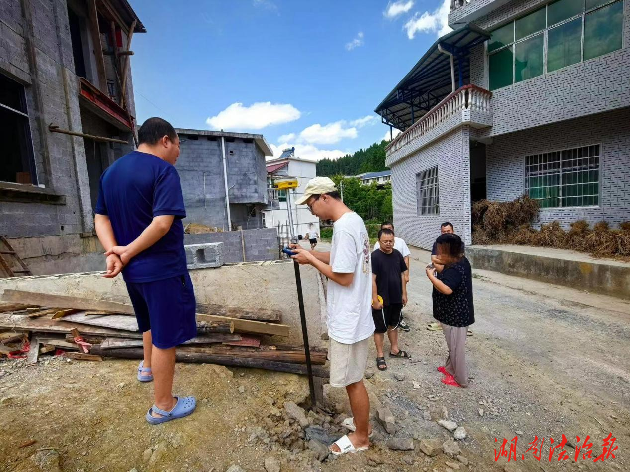 破“墻”化干戈  測繪續(xù)鄉(xiāng)鄰