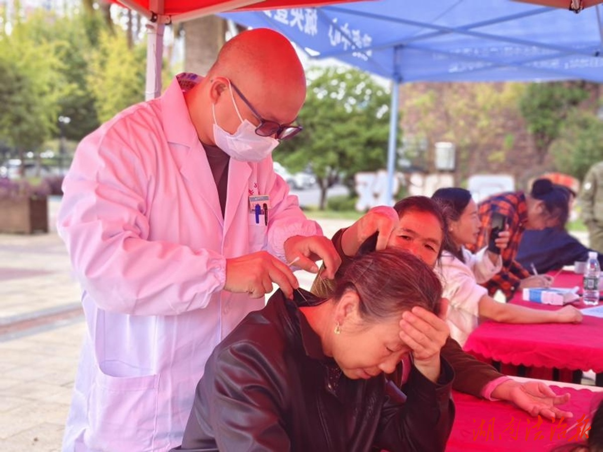雙節(jié)相遇暖金秋 道縣中醫(yī)醫(yī)院健康服務(wù)進(jìn)萬(wàn)家