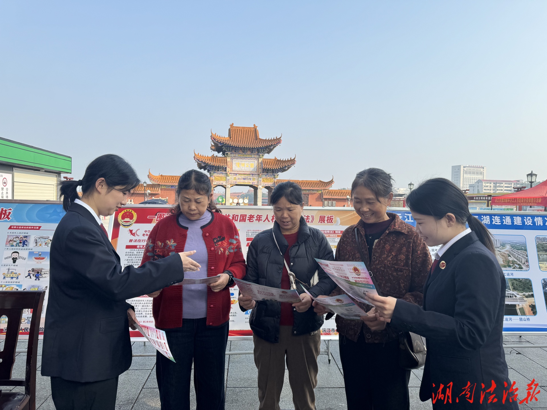 檢徽映夕陽，法治護桑榆  ——沅江市檢察院開展“敬老月”活動