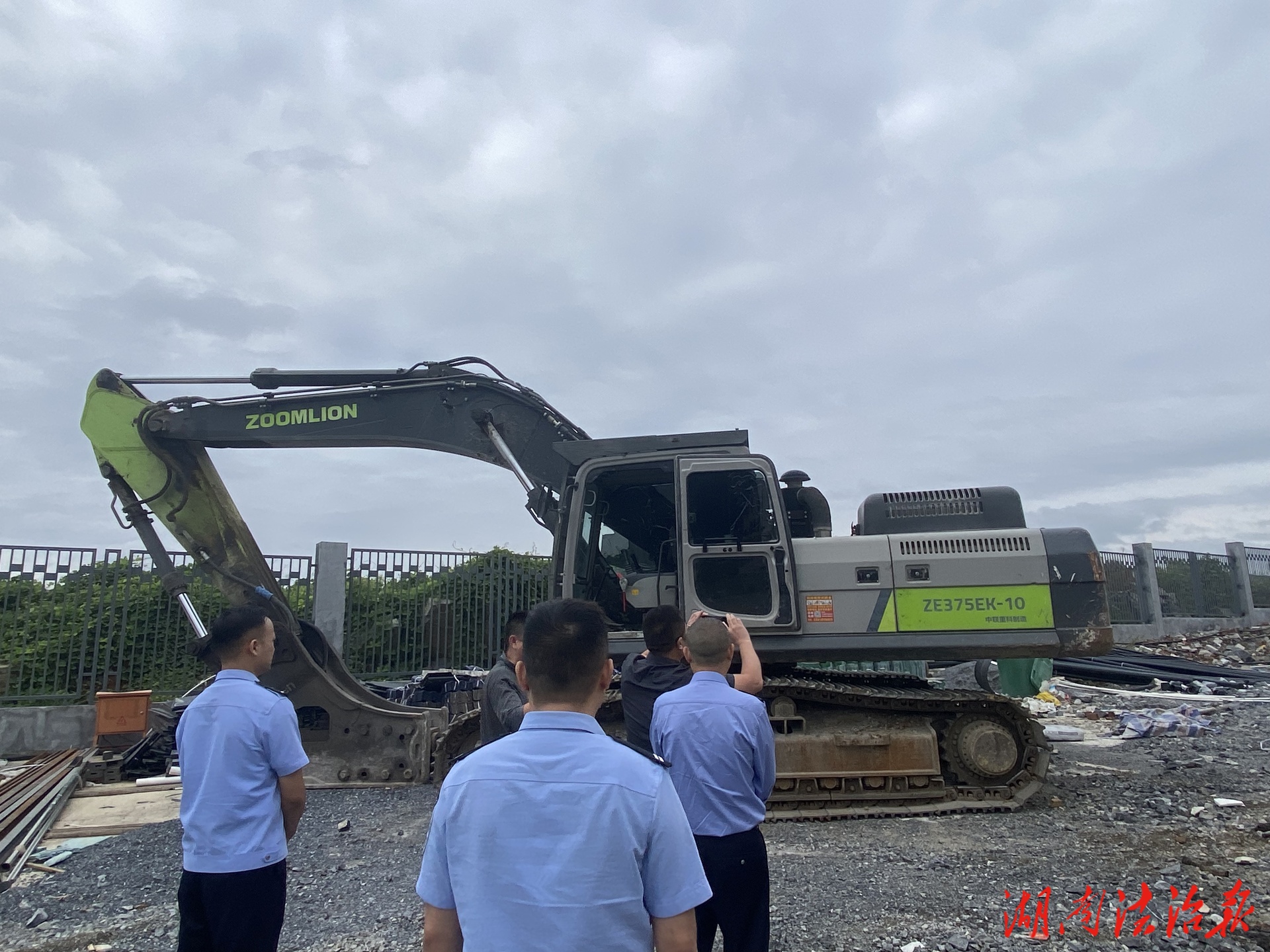 從湘南到湘西，千里奔襲成功扣押涉案重型挖掘機(jī)