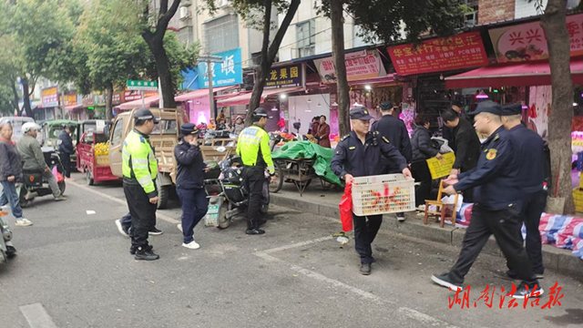 道縣交警城管聯(lián)合整治農(nóng)貿(mào)市場周邊交通秩序